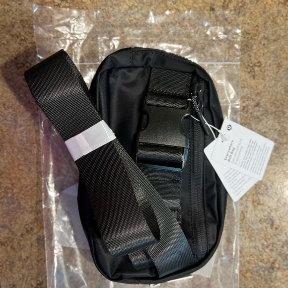 NWT Lululemon Everywhere Belt Bag Black - Picture 11 of 12